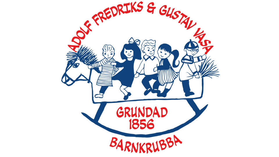 Adolf Fredriks och Gustav Vasas Barnkrubba i text, runt en teckning på barn som sitter på en gunghäst