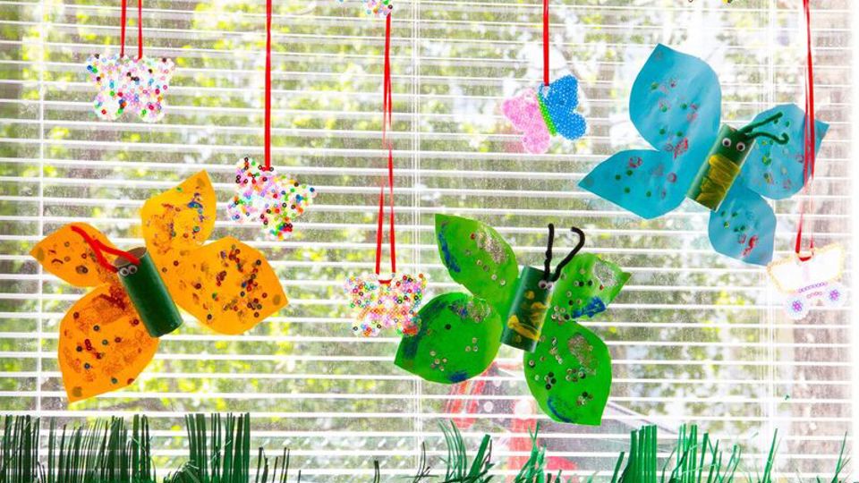 Pappersfjärilar i fönstret på förskolan