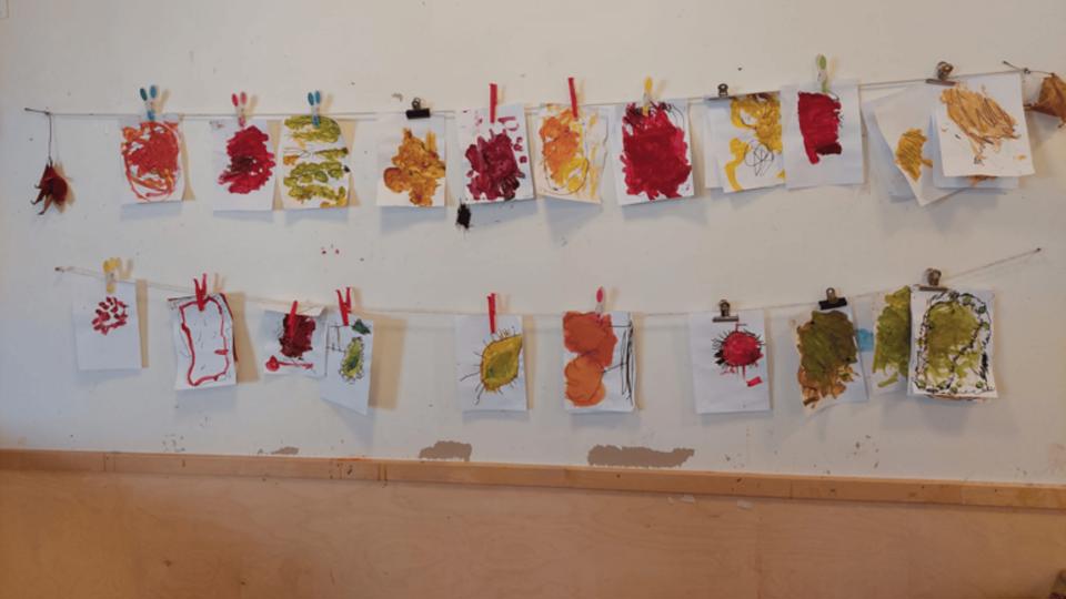 Färgglada barnmålningar på snöre, inspirerade av höstblad.