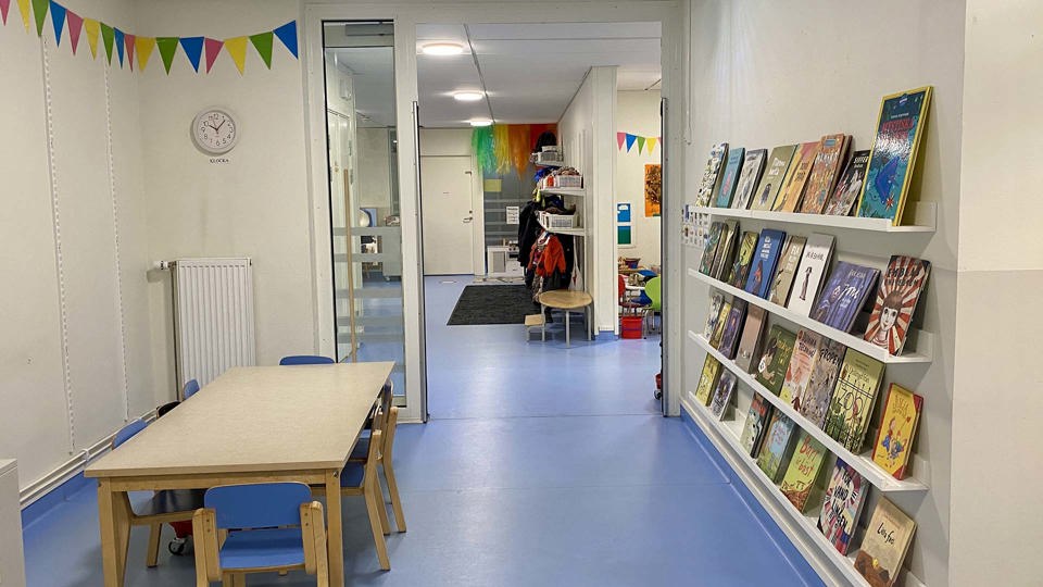 Bokhylla i färgglatt rum på förskola, foto.