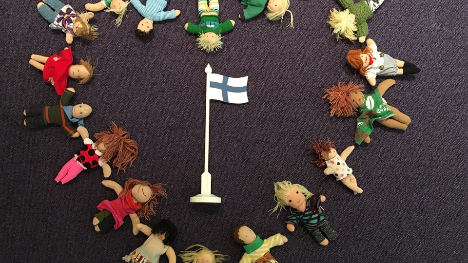 Dockor som formar ett hjärta med finska flaggan i mitten.