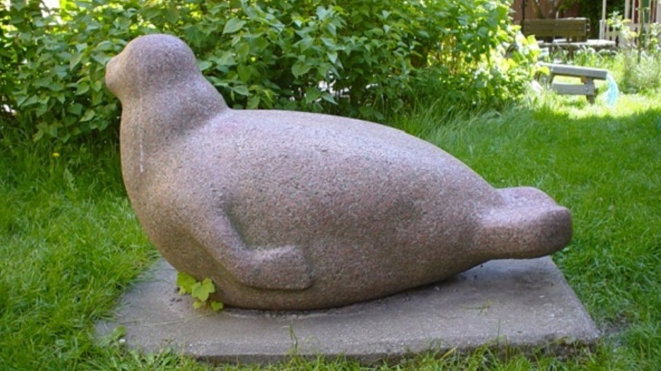 Stenskulptur av säl.