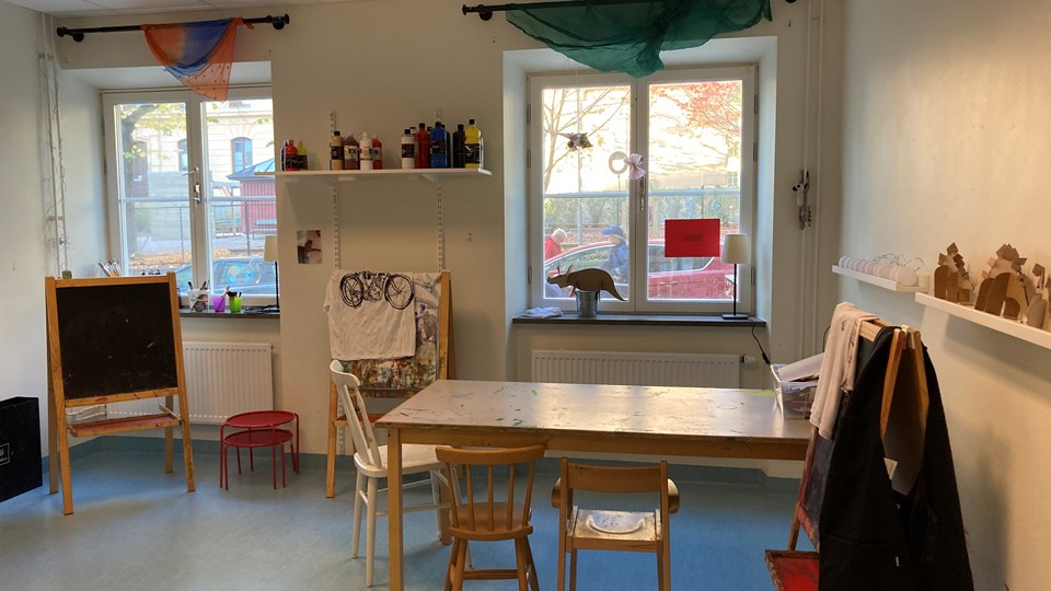 Staffli, bord och stolar i förskolans ateljé.