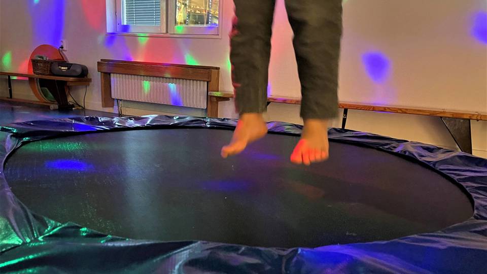Barn hoppar studsmatta.