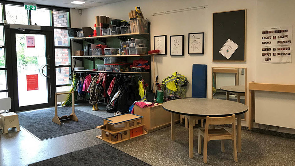 Ingång till förskola, hall med hyllor och plats för kläder och skor.