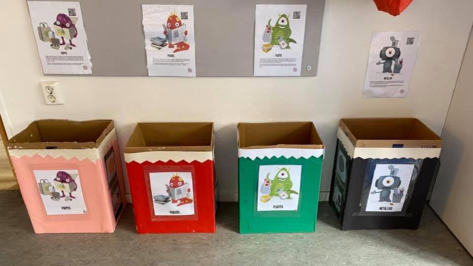 Färgglada lådor i papp, foto.