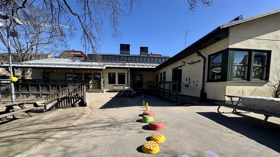 Gård utanför förskola, foto.