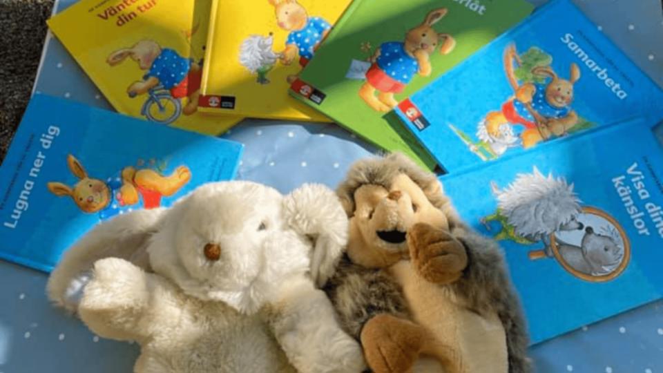 Mjukisdjur och böcker, foto.