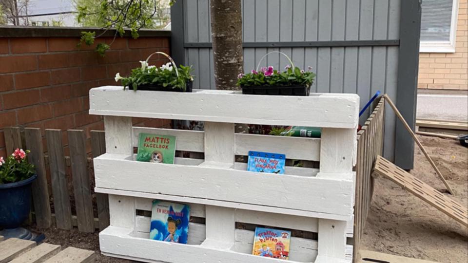 Bokhylla placerad utomhus, foto.