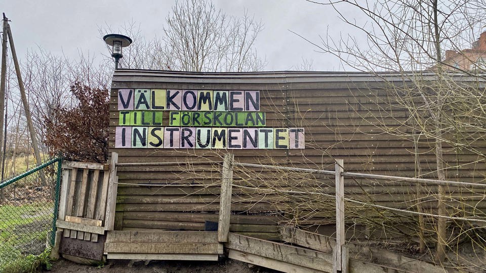 Färgglad välkomstskylt utanför förskola, foto. 