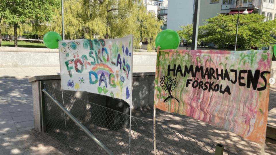 Färgglada barnteckningar med text uppsatta utanför förskolan, foto.