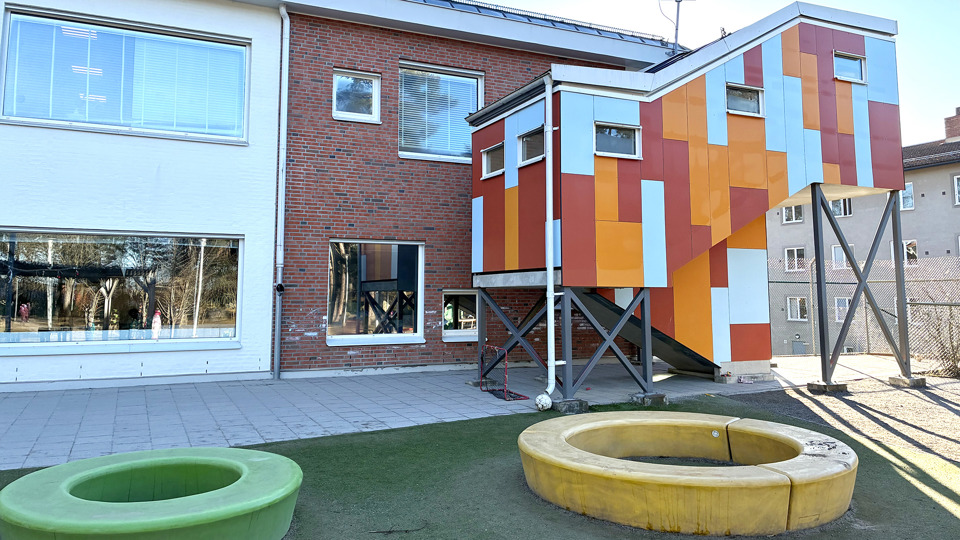 Lekredskap utanför en förskolebyggnad.