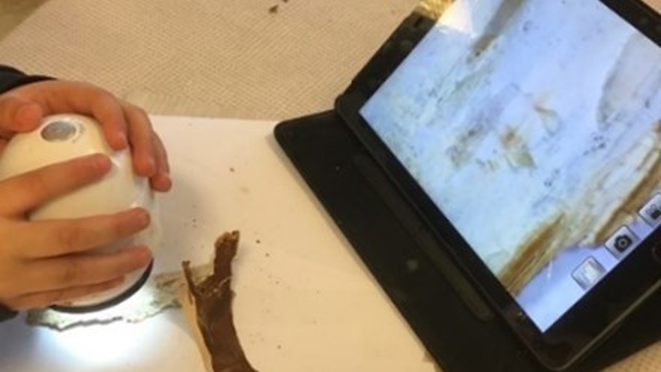 händer jobbar med lärplatta