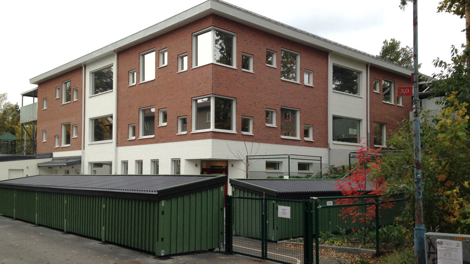 Byggnad i tre våningar i rött tegel.