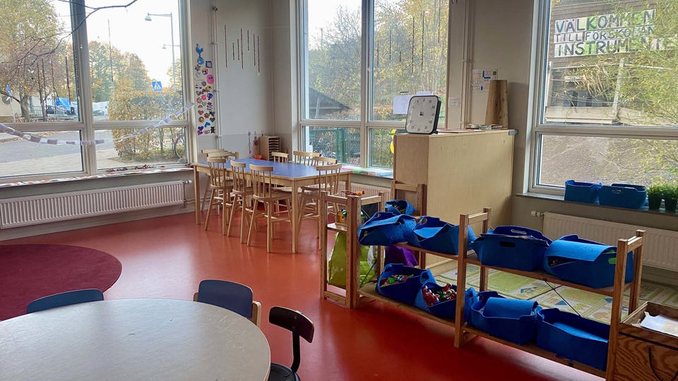Lekrum i blått och rött, på förskola, foto.