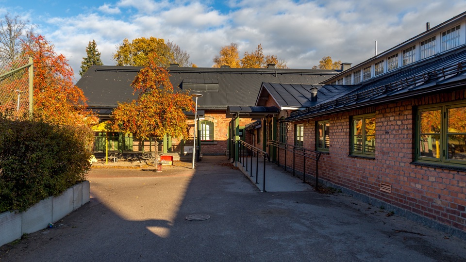 Byggnad med träd utanför