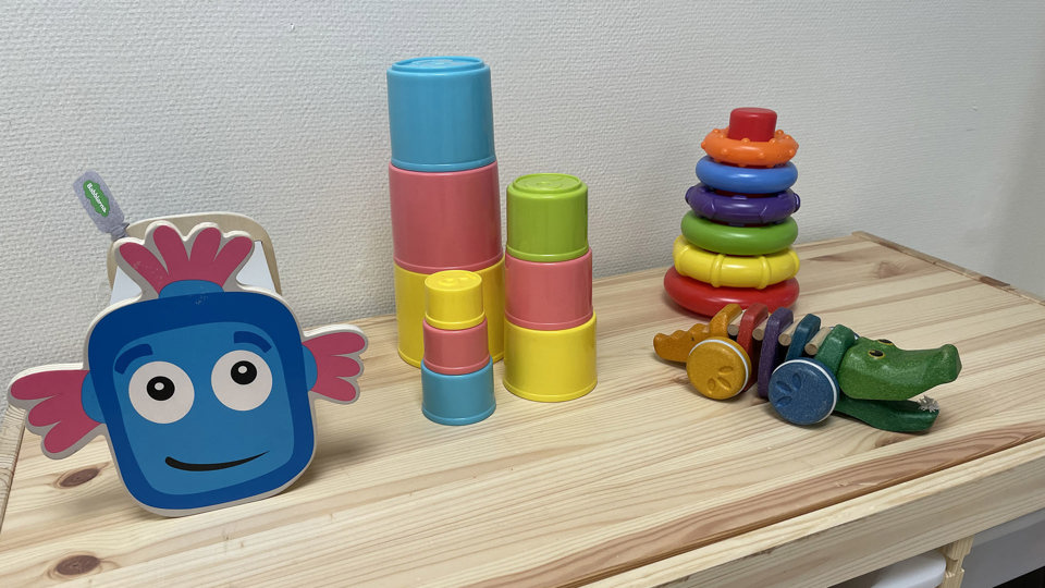 Leksaker i färgglad plast, foto.