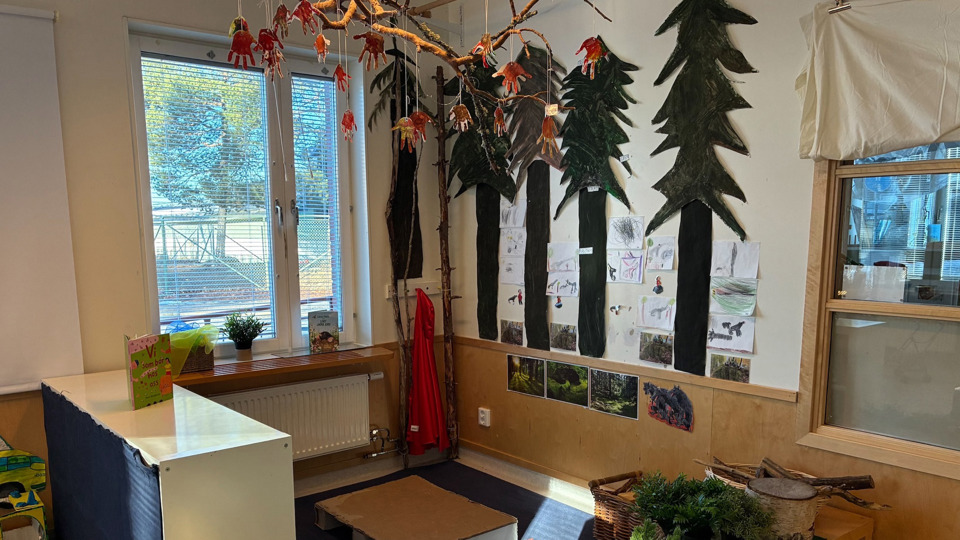 Lekrum med upphängda teckningar skapade av barnen.