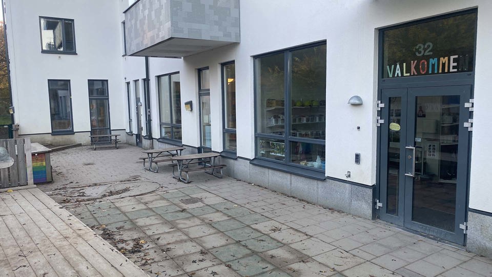 Ingång till vit byggnad, foto.