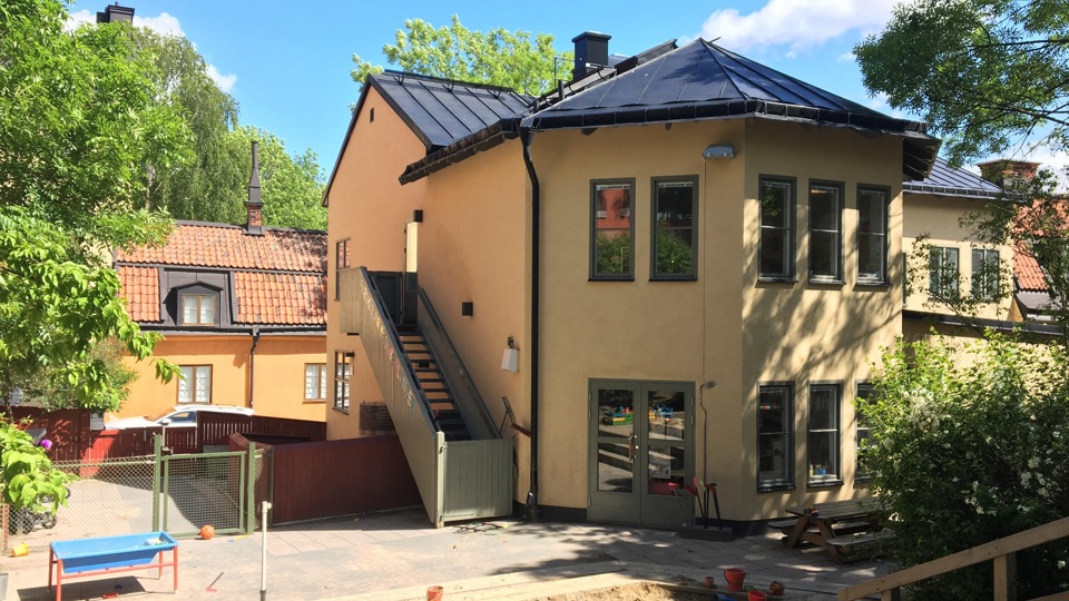 Sandlåda och lekredskap på Plommonlundens gård.