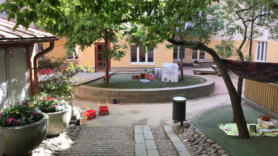 Innergård med stort träd.