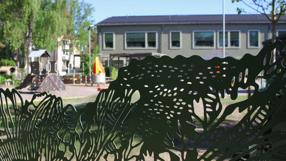 Grönmossens förskola omges av ett grönt konstverk av Hanna Hedman, som ett blomstrande grönt staket.