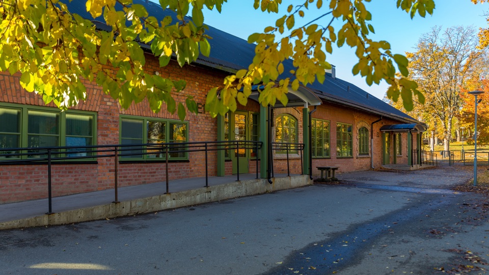 Byggnad med träd utanför