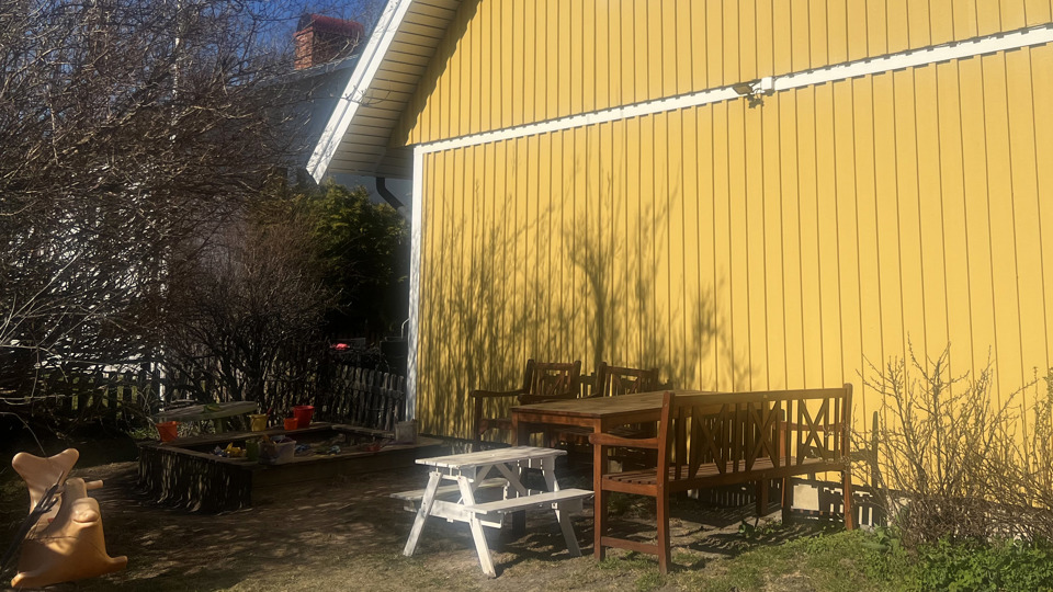 Soffgrupp står mot den gula husväggen på Östergårdens familjehem.