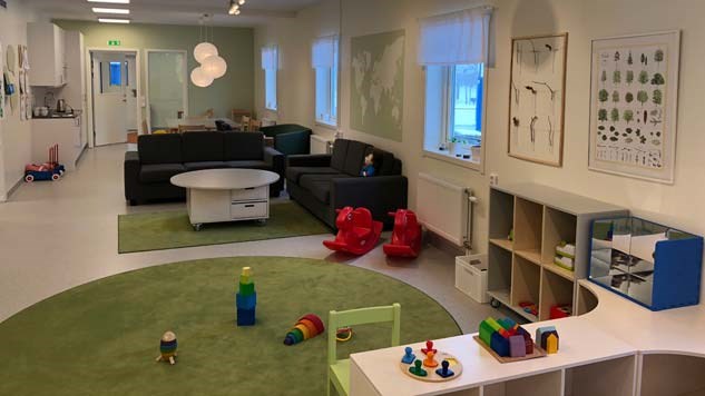 Öppna förskolan är nyrenoverad och har ljusa fina lokaler. Ett stort rum med plats för lek och umgänge. lek och gemenskap.