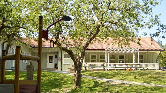 Bild på förskolan Äppelgården, ett vitt en plans hus.