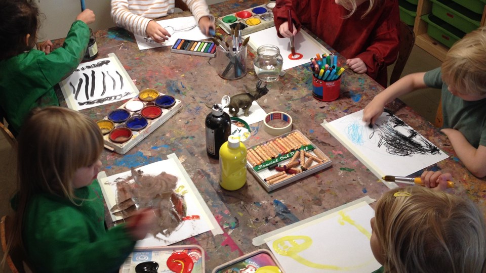 Barn som ritar och målar