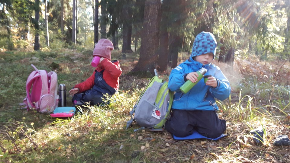 Barn i skogen.