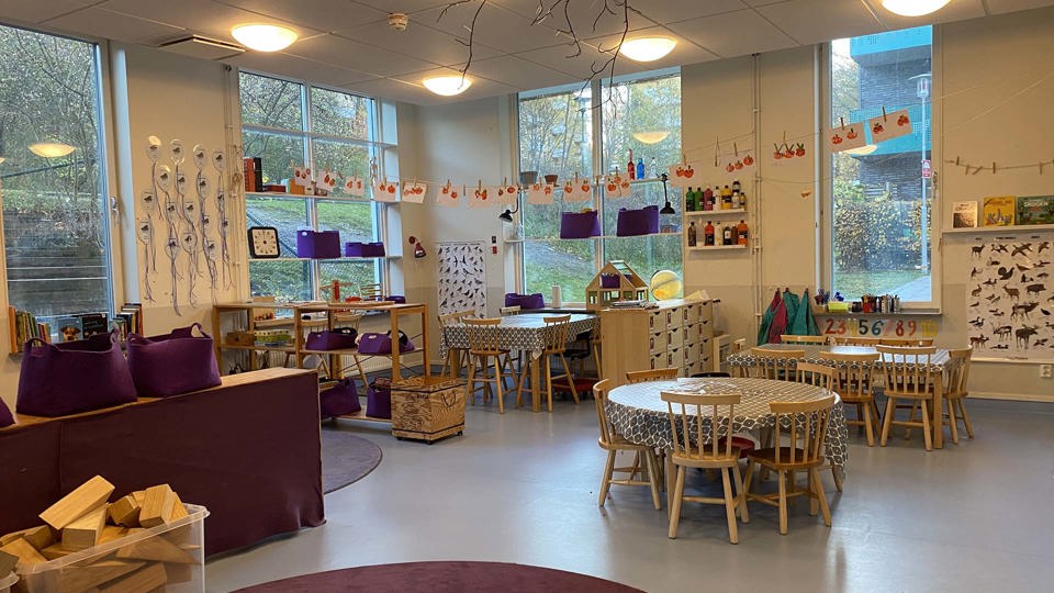 Ljus matsal och lekrum på förskola, foto.