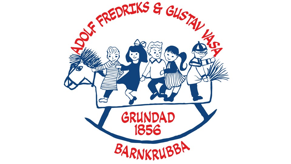 Adolf Fredriks och Gustav Vasas Barnkrubba i text, runt en teckning på barn som sitter på en gunghäst
