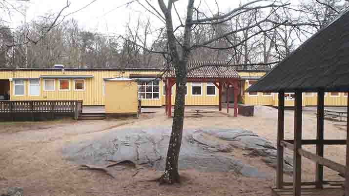 Gul enplansförskola med naturtomt som gård.