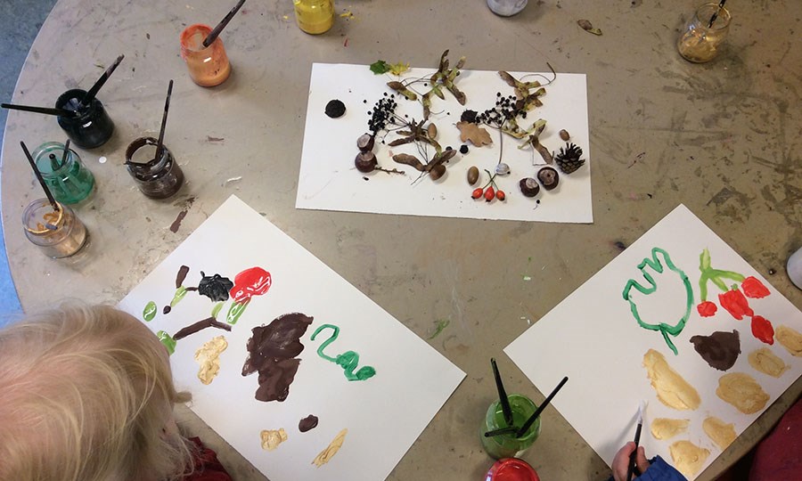 Barn målar av objekt från naturen med vattenfärg inne på förskolan.