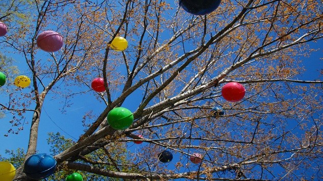Träd dekorerat med färgglada bollar.