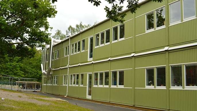 Ett grönt två våningshus