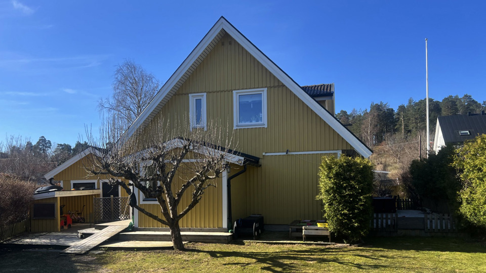 Östergårdens familjehem, en gul två-plansvilla.