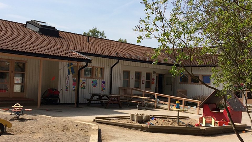 Förskolan Ankarstocksvägens byggnad och utemiljön med lekplats.