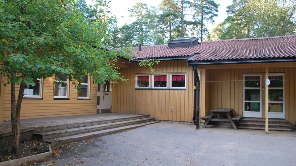 Förskolan Jösses gula träpanel och del av gård.