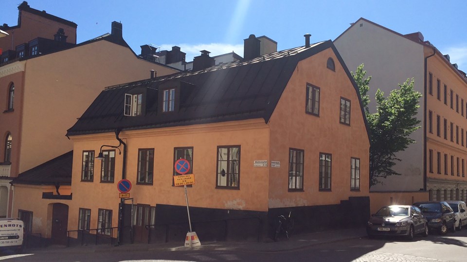 Fasadbild på äldre gult hus.