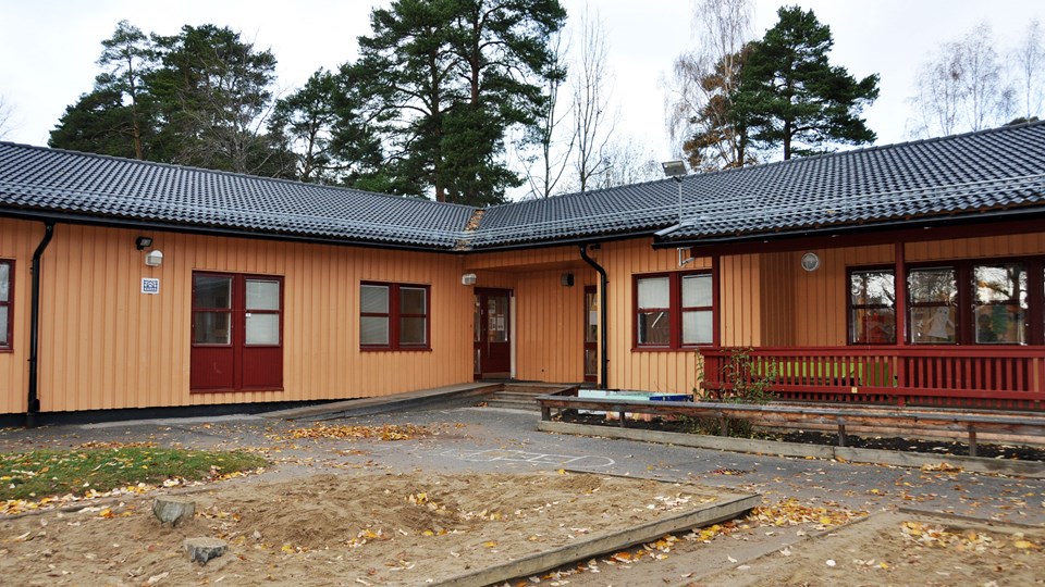 Förskolan Vårbrodden ligger i ett enplanshus i trä, med stora lekytor framför och två stora sandlådor framför.