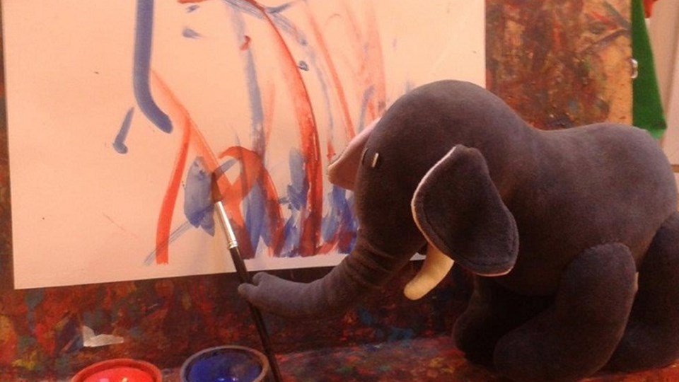 En tygelefant som målar.