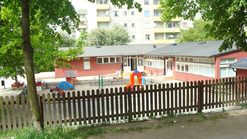 Tecknad bild på en förskola i lila nyanser
