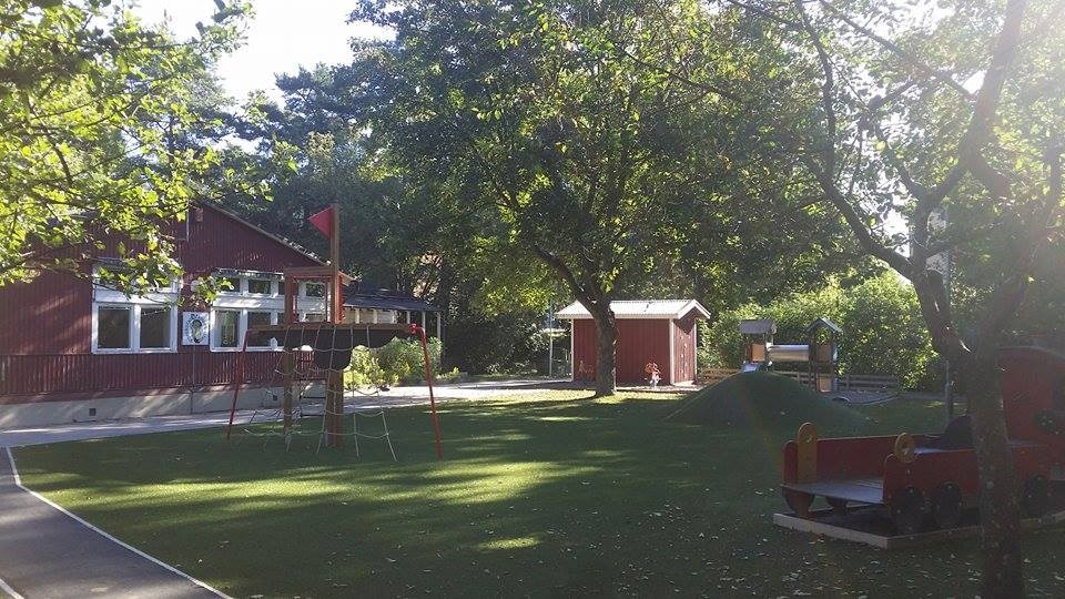 Förskolans gård med klätterställningar och lekplats.