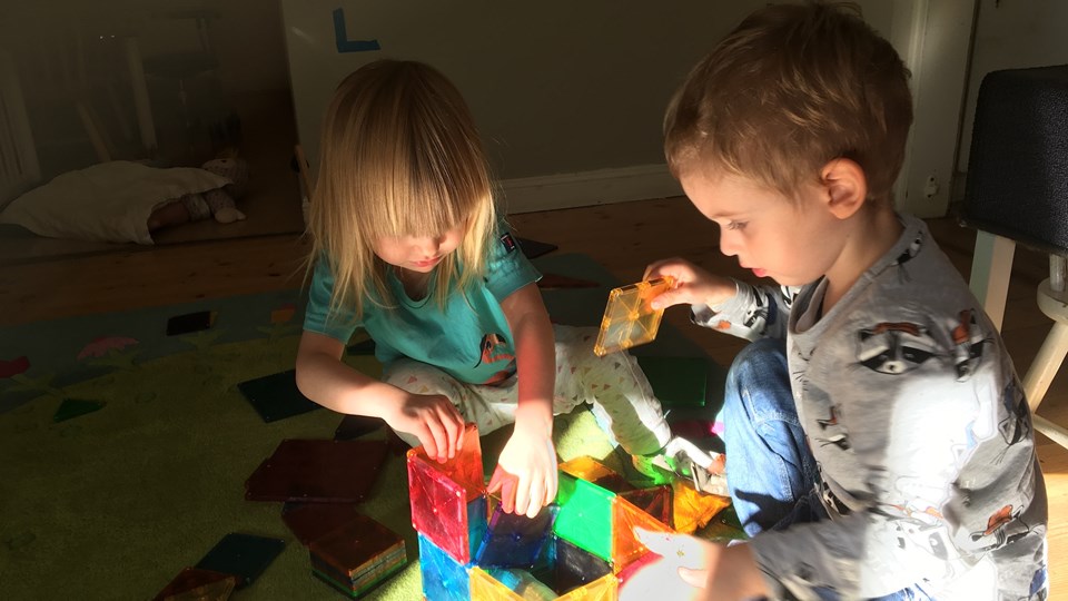 Två barn bygger med klossar