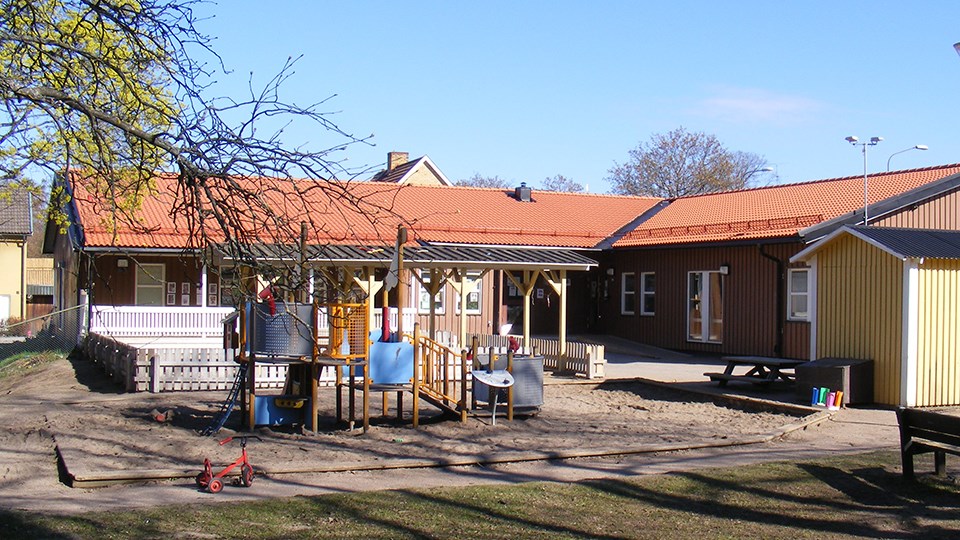 Förskolan Långåkerstorpet med förskolans gård framför.