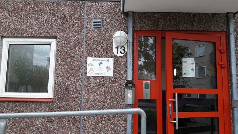 En röd port i som står på glänt.