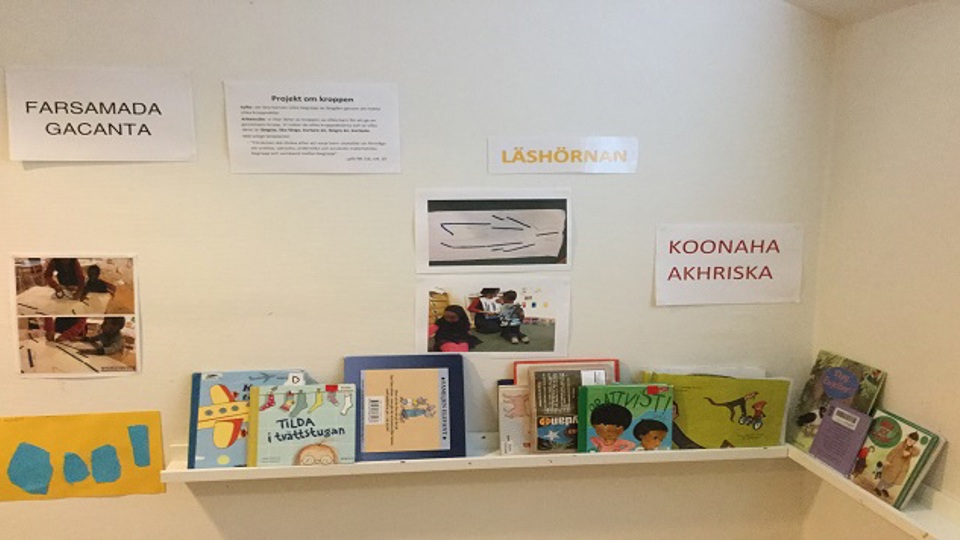 En bokhylla med böcker och en skylt som säger Läshörna.